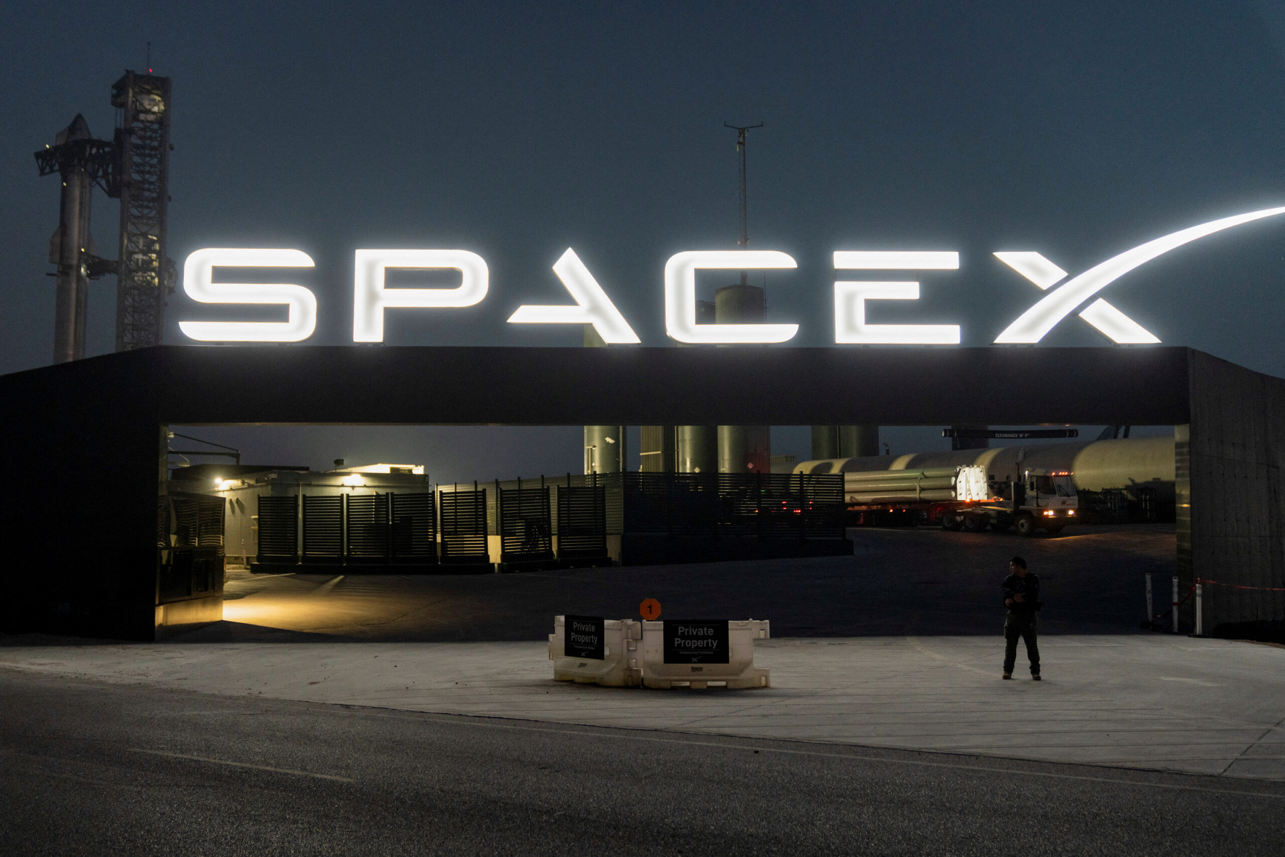 SpaceX ortaklarından sıra dışı talep: “Roketi pembeye boyayabilir miyiz?”